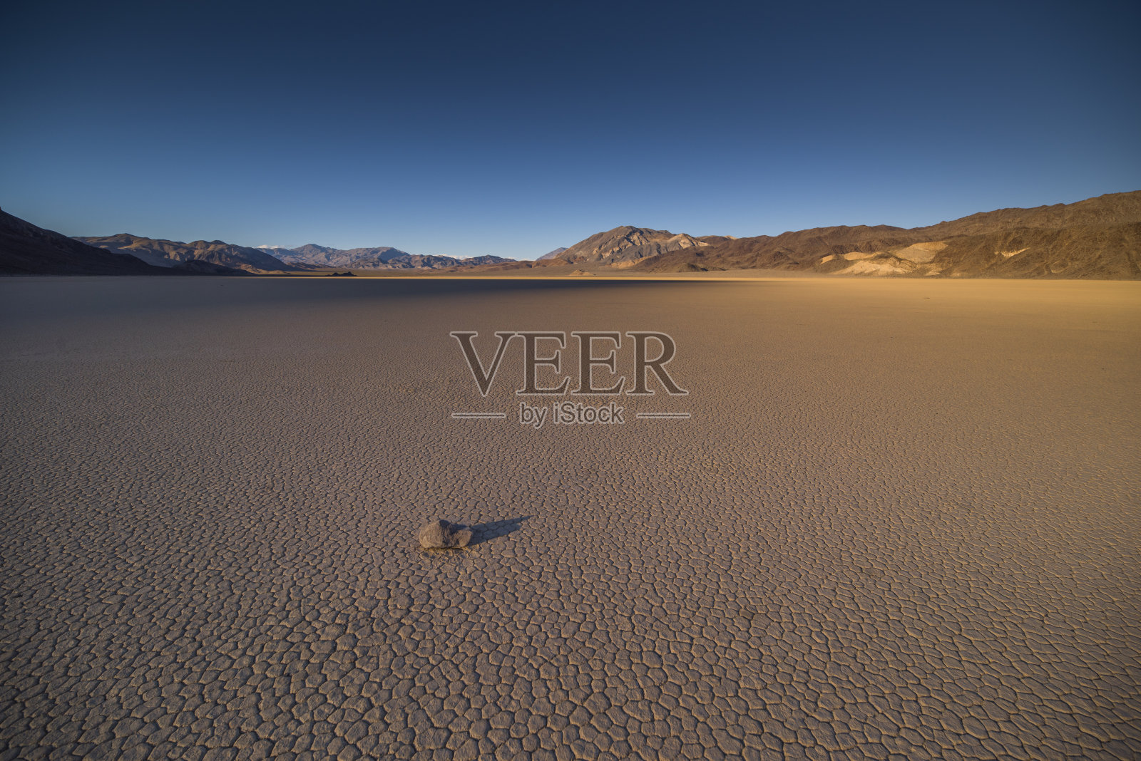 在赛马场盐湖的孤独帆船岩石照片摄影图片