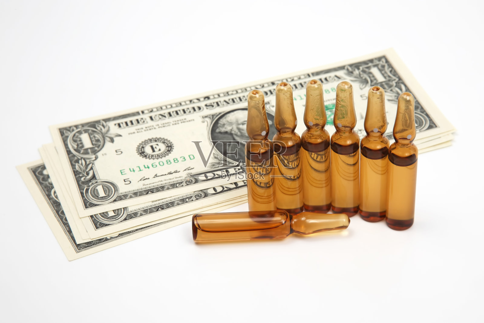 七支以美元为背景的医用玻璃注射用安瓿照片摄影图片