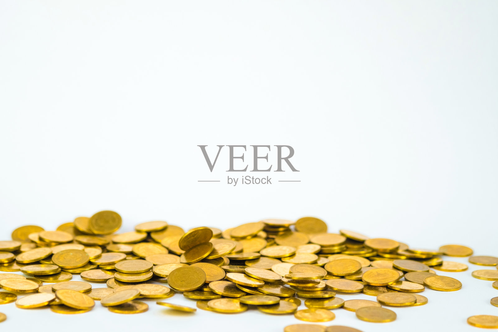 运动下落的金币，飞行的硬币，雨钱与柔和的阴影在白色的背景，商业和金融财富和取利润的概念。照片摄影图片