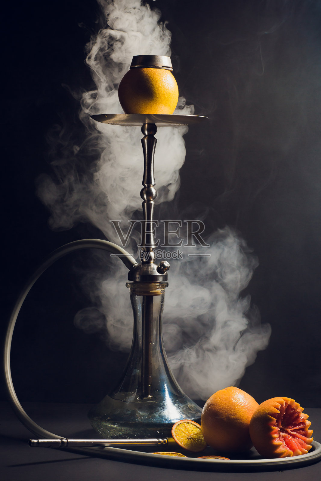 水烟热煤在水烟碗黑色背景。时尚的东方水烟。葡萄柚照片摄影图片