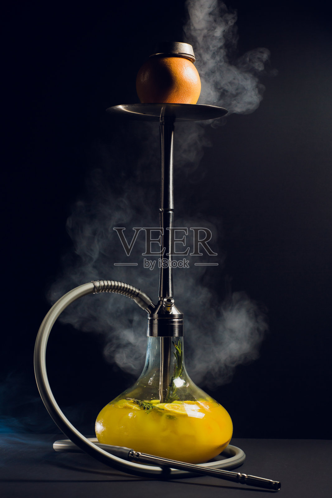 水烟热煤在水烟碗黑色背景。时尚的东方水烟。照片摄影图片