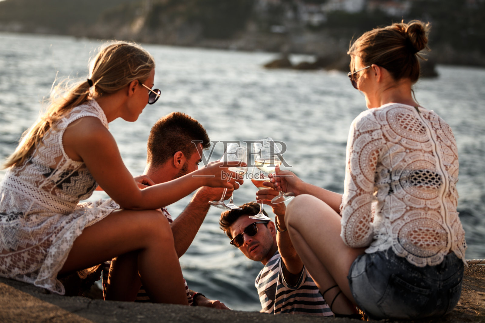 朋友们在海滩派对上喝酒照片摄影图片