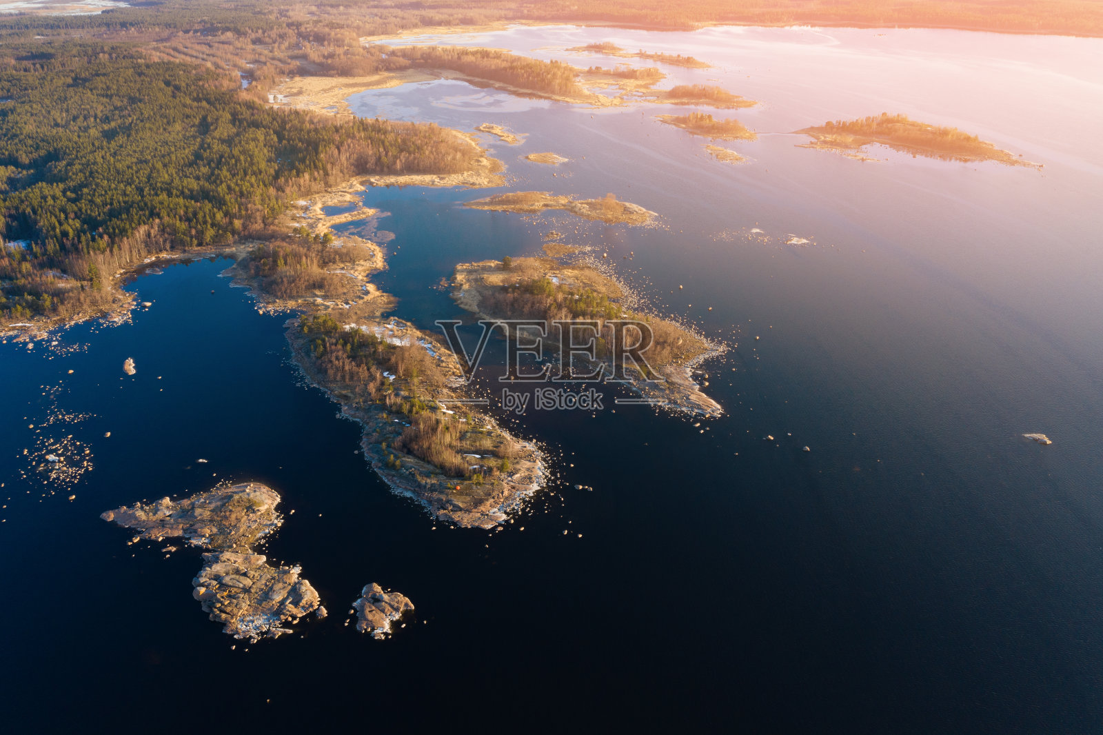 波罗的海的岛屿。从以上观点。春天的早晨照片摄影图片
