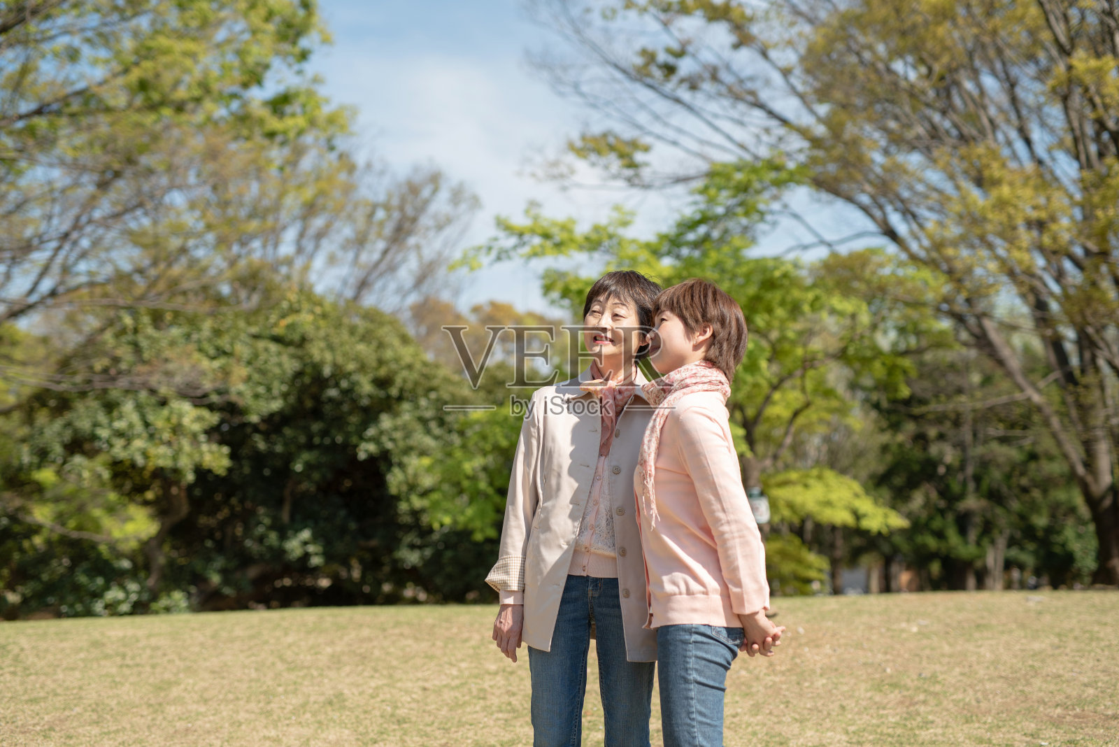 老妈妈和女儿在公园里聊天照片摄影图片