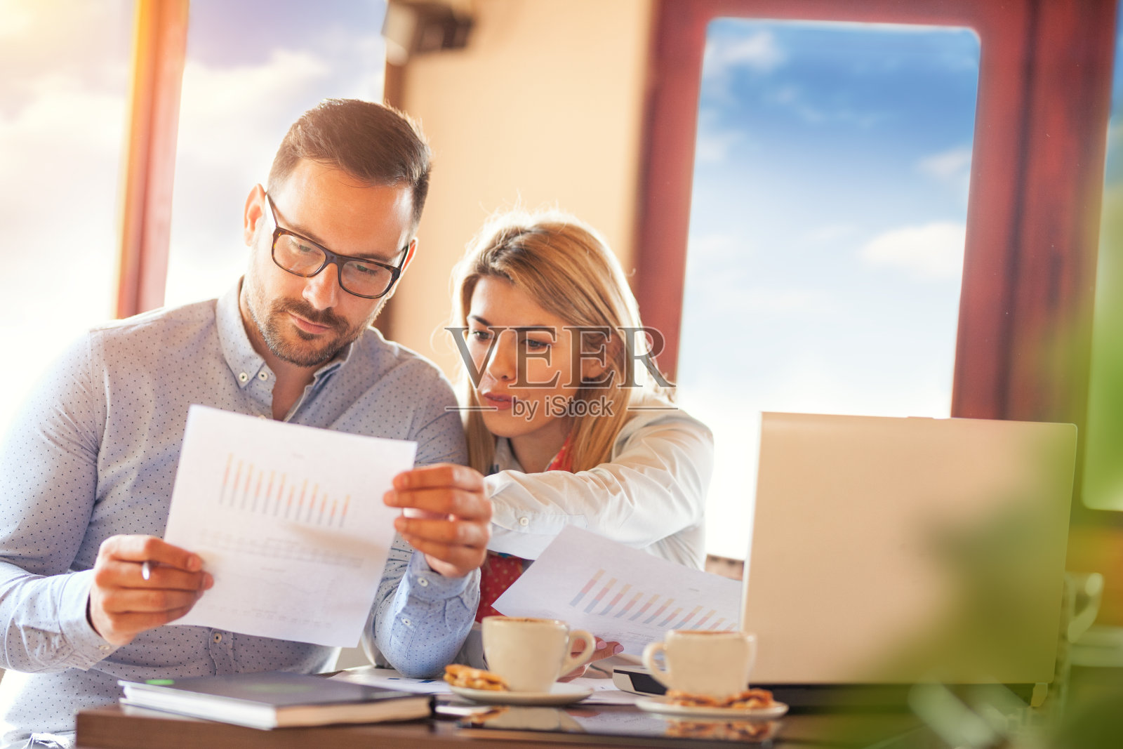 严肃的商人在看财务文件照片摄影图片