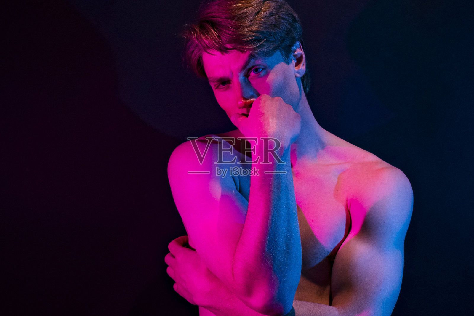 性感的男人穿着黑色内衣在黑色的背景照片摄影图片