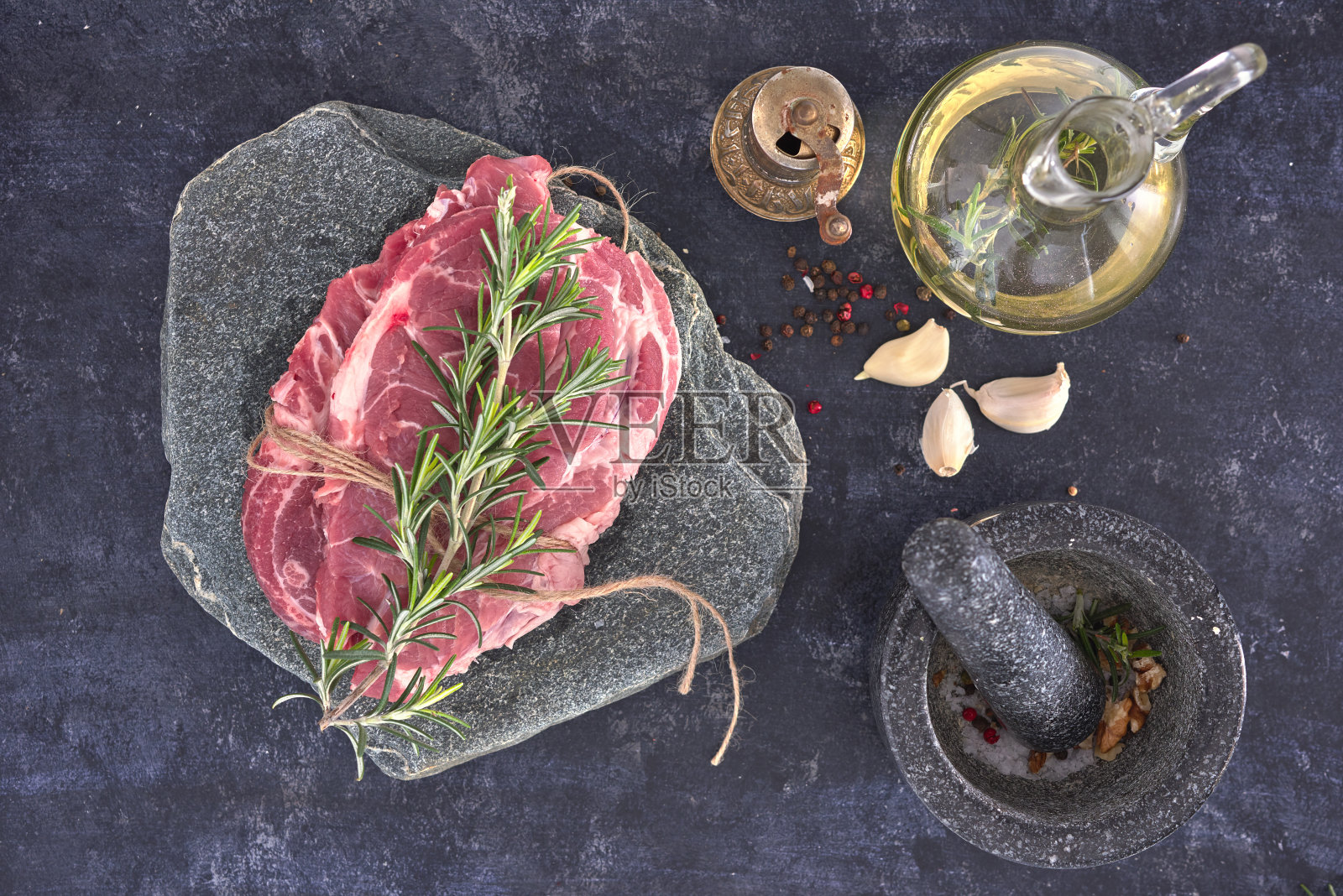 生肉牛排在黑暗的背景。复制空格文本概念。新鲜的迷迭香。照片摄影图片
