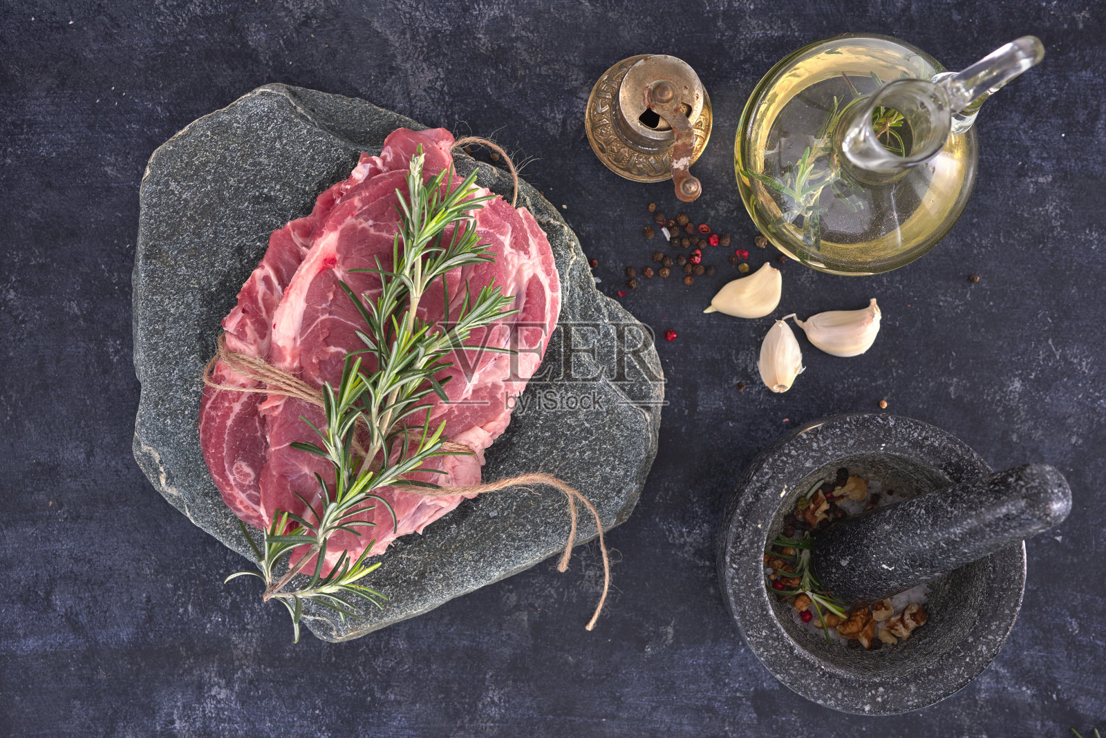生肉牛排在黑暗的背景。复制空格文本概念。新鲜的迷迭香。照片摄影图片