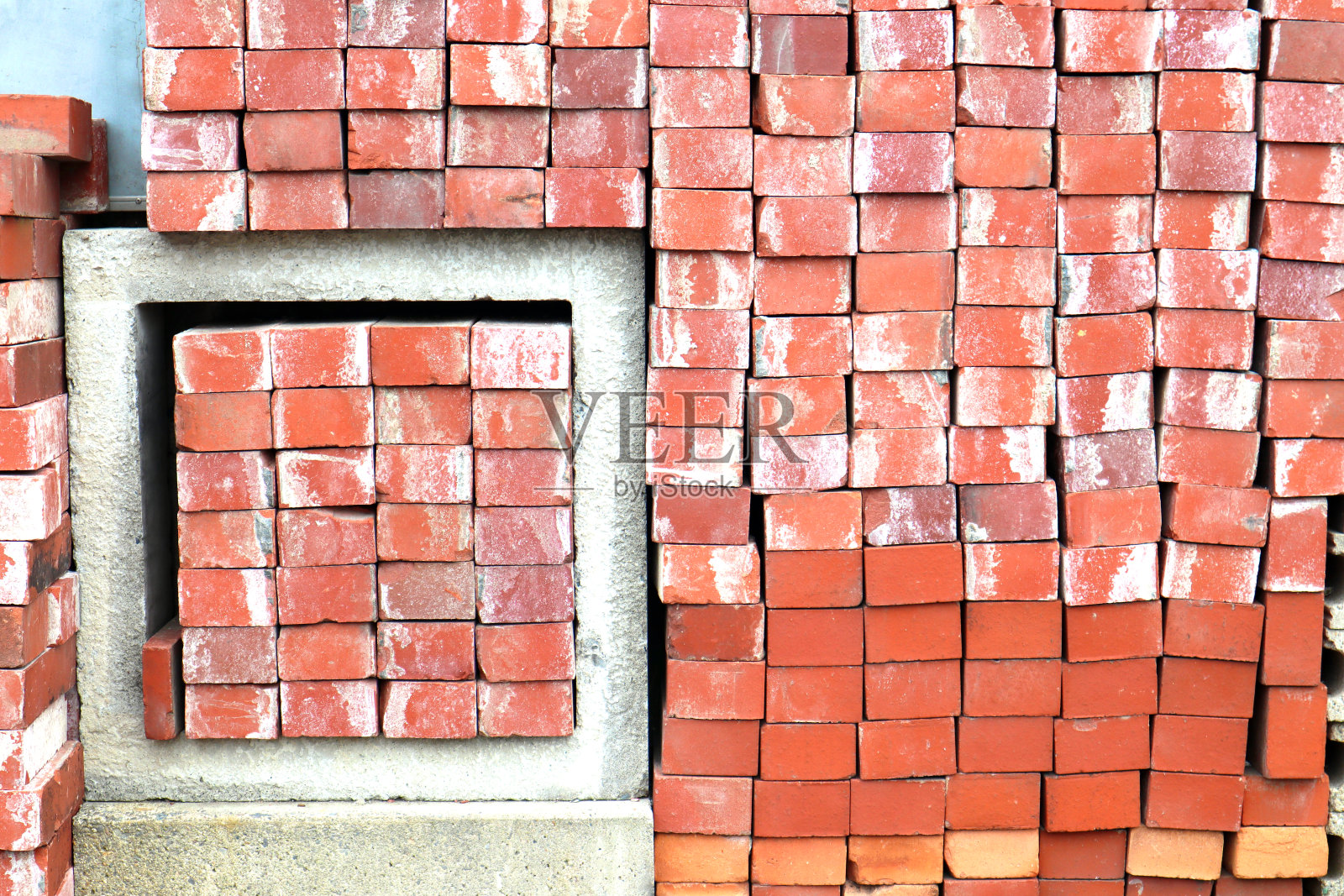 成堆的砖块。照片摄影图片