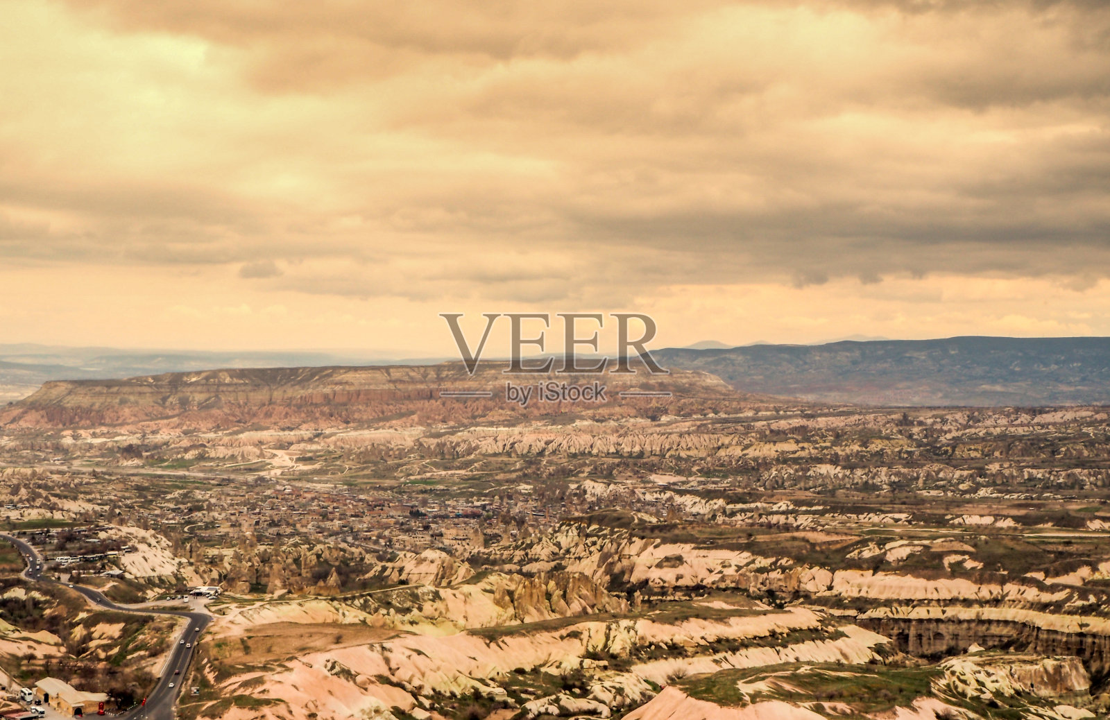 Kapadokya是土耳其安纳托利亚中部的一个地区，以其独特的月亮般的景观、地下城市、洞穴教堂和岩石雕刻的房屋而闻名。照片摄影图片