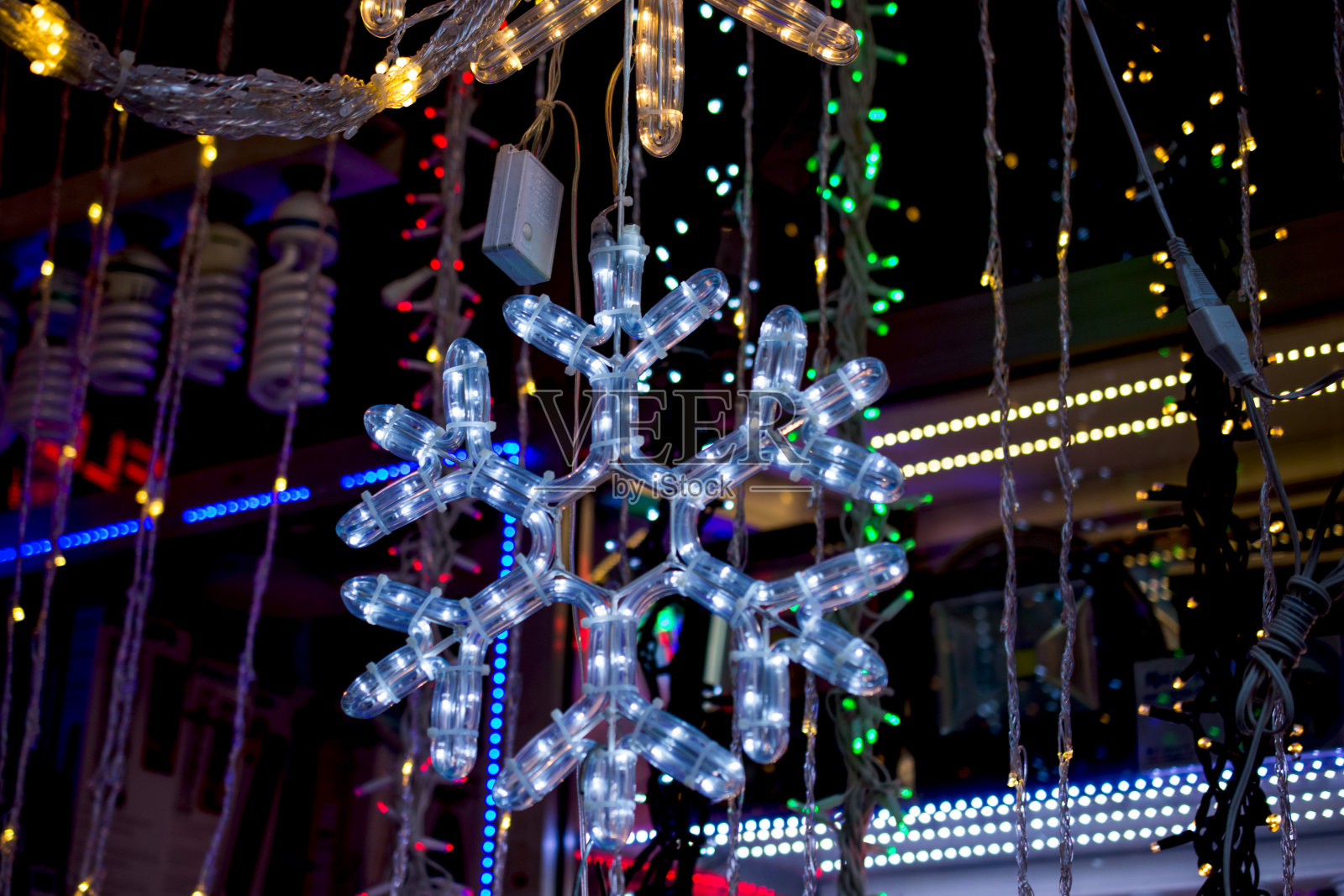 雪花形状的圣诞和派对灯照片摄影图片