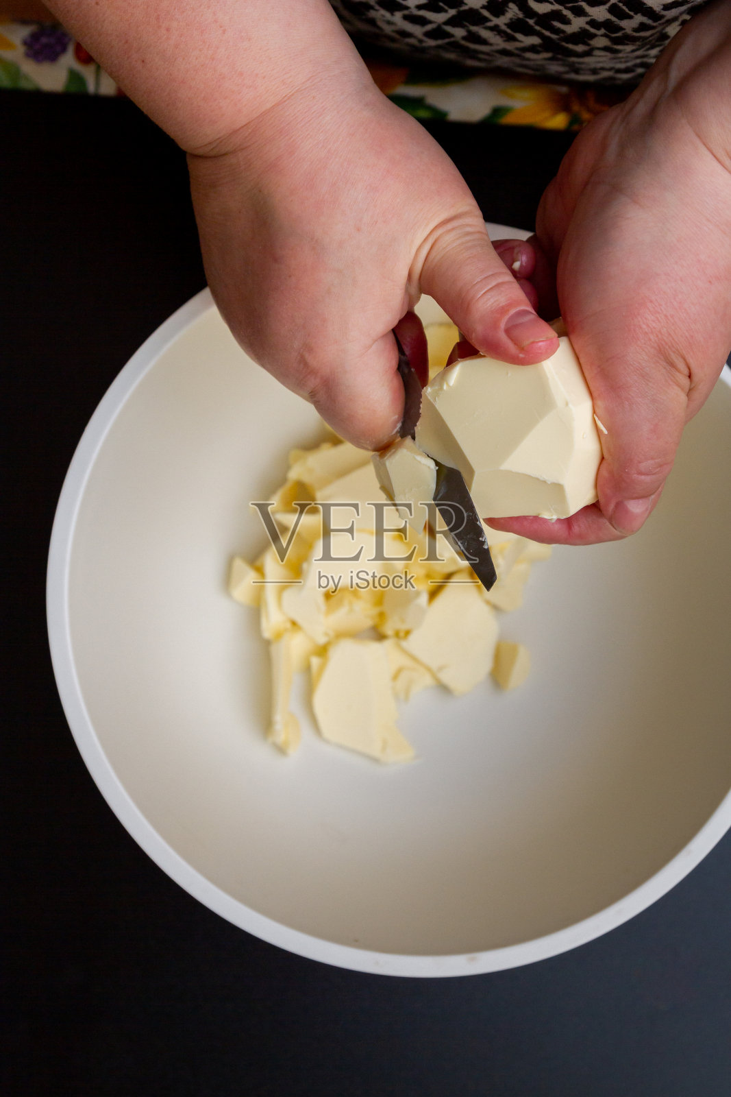 在制作饼干的过程中，黄油片被放在碗里用来搅拌照片摄影图片