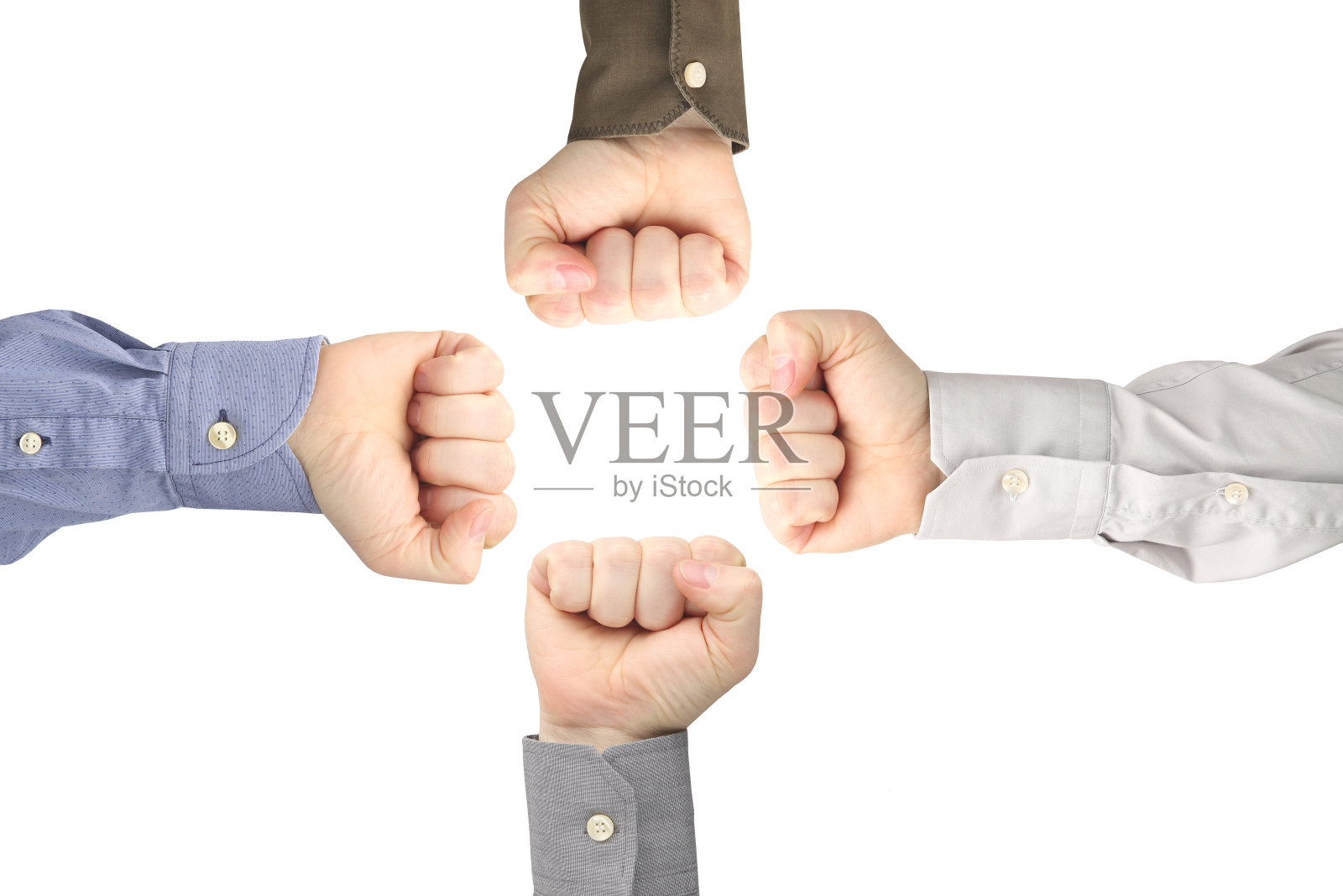 四名男性双手握拳，在白色背景下相对照片摄影图片