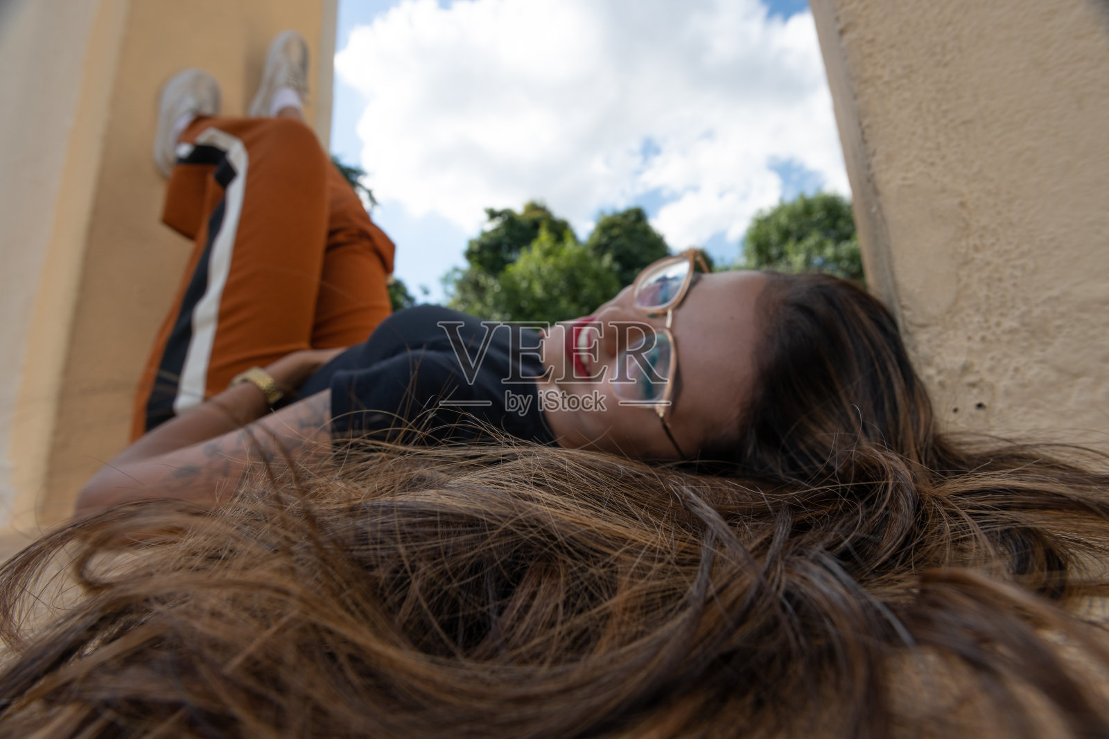 女性肖像。黑发女人在空地摆姿势。照片摄影图片