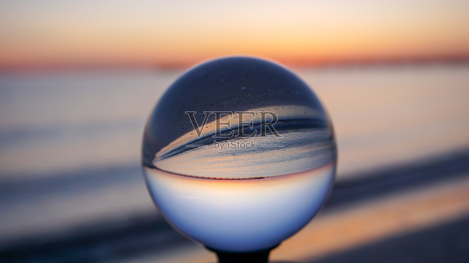 在日出的波罗的海海滩在玻璃球3d世界照片摄影图片