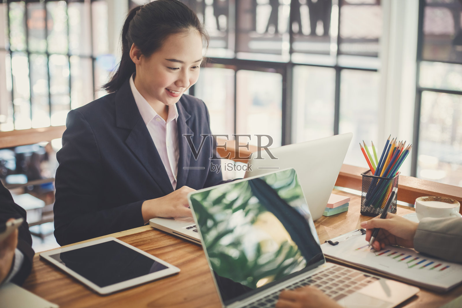 团队合作的过程，商务人员在办公室工作，在会议上讨论文件和想法照片摄影图片