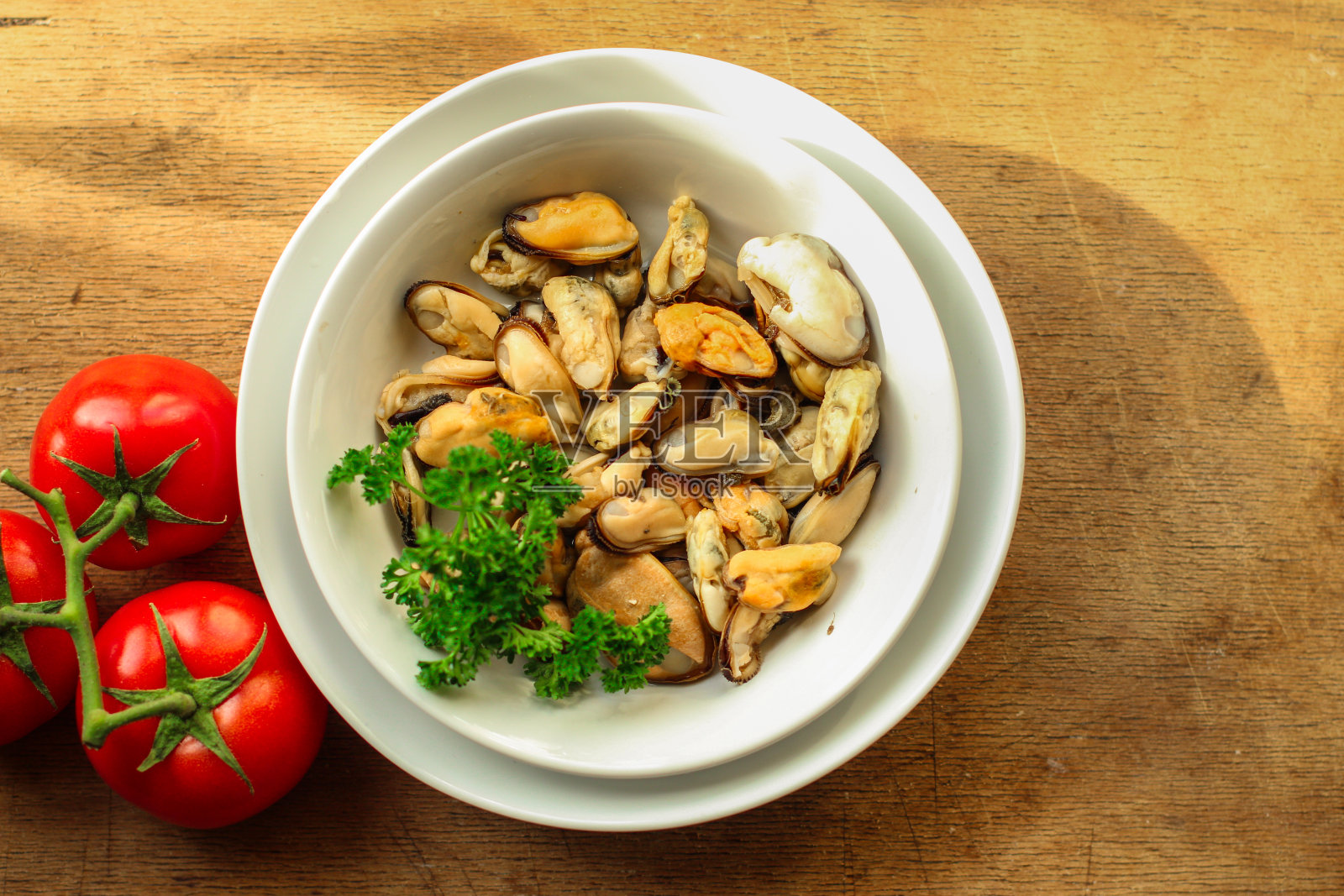 一份海鲜是一个白色的盘子。食品的背景。上图照片摄影图片