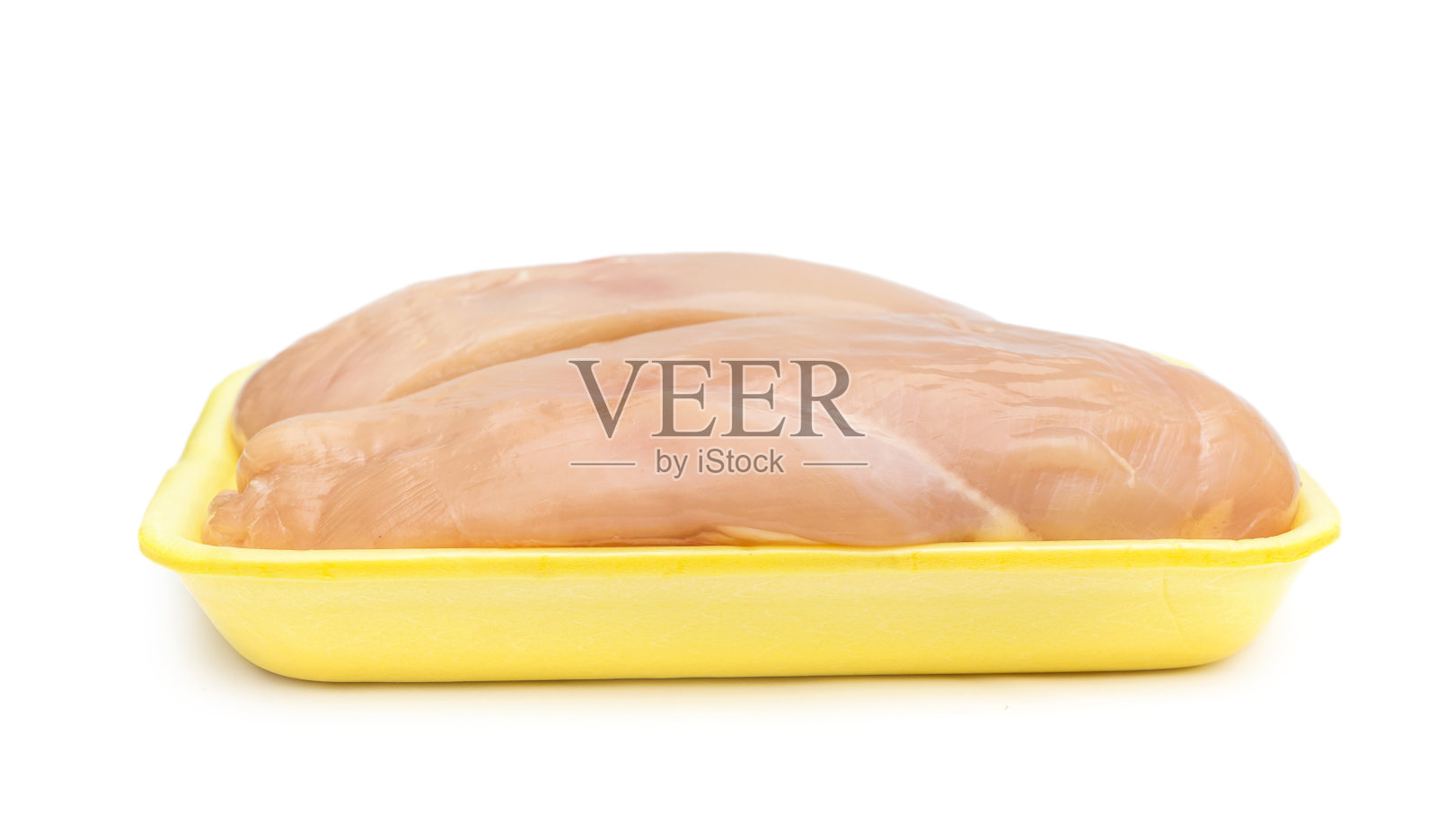 生鸡柳在塑料托盘上白色。照片摄影图片