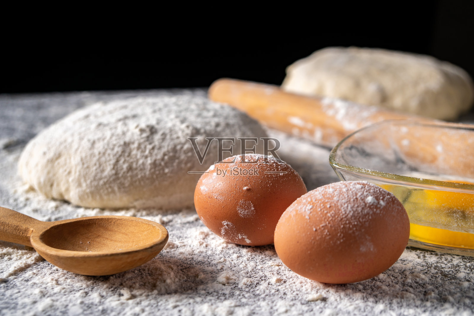 面粉，鸡蛋，黄油和生面团放在烹饪板上照片摄影图片