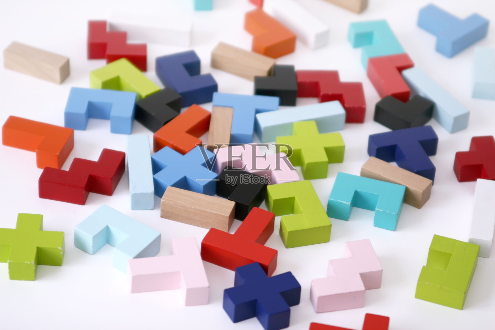 木质的彩色3D几何形状排列在白色的背景上。封面背景模板的演示，小册子，网页，横幅，目录，海报，书，杂志照片摄影图片