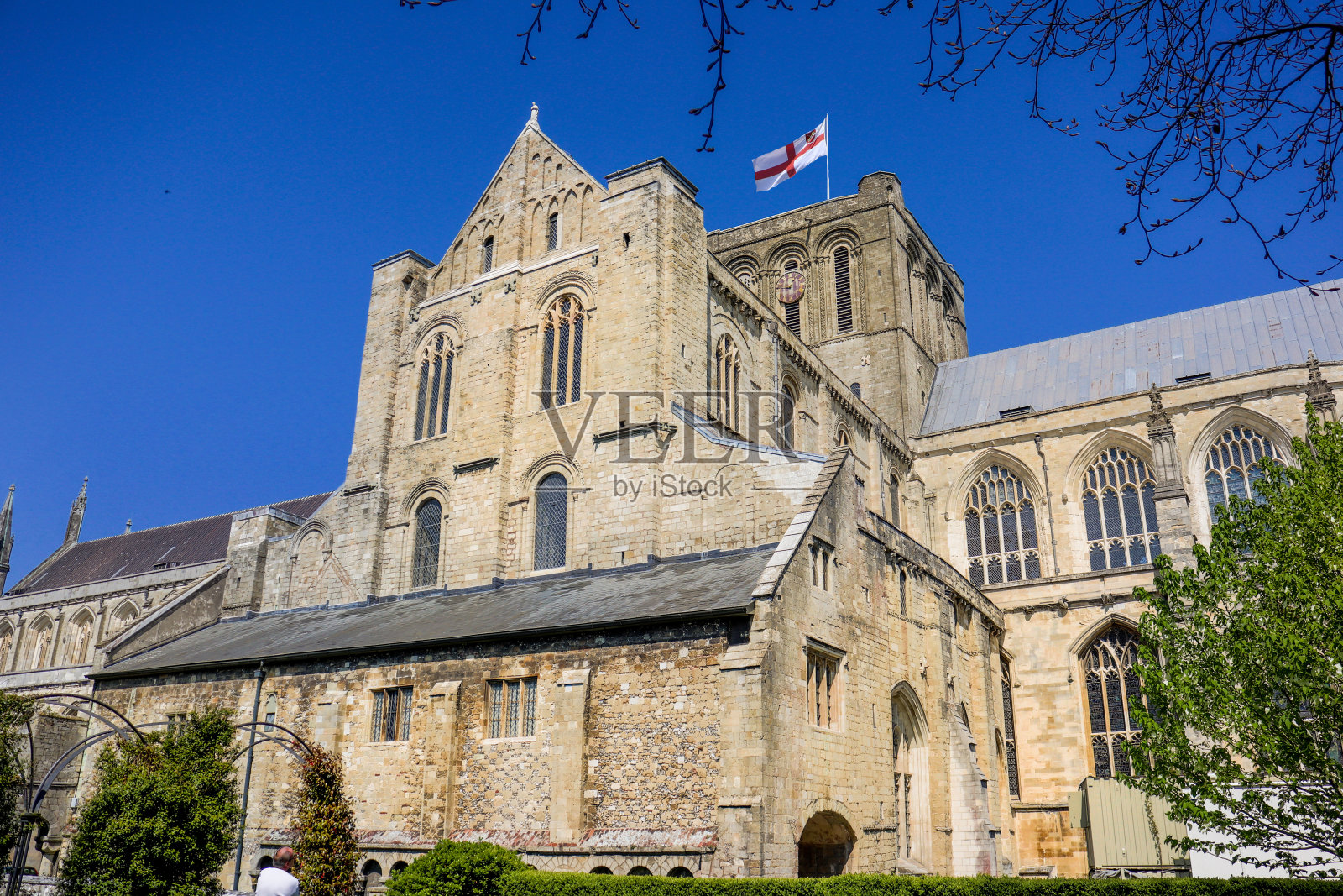 温彻斯特大教堂的外观显示圣乔治旗在一个晴朗的日子在微风中飘扬照片摄影图片