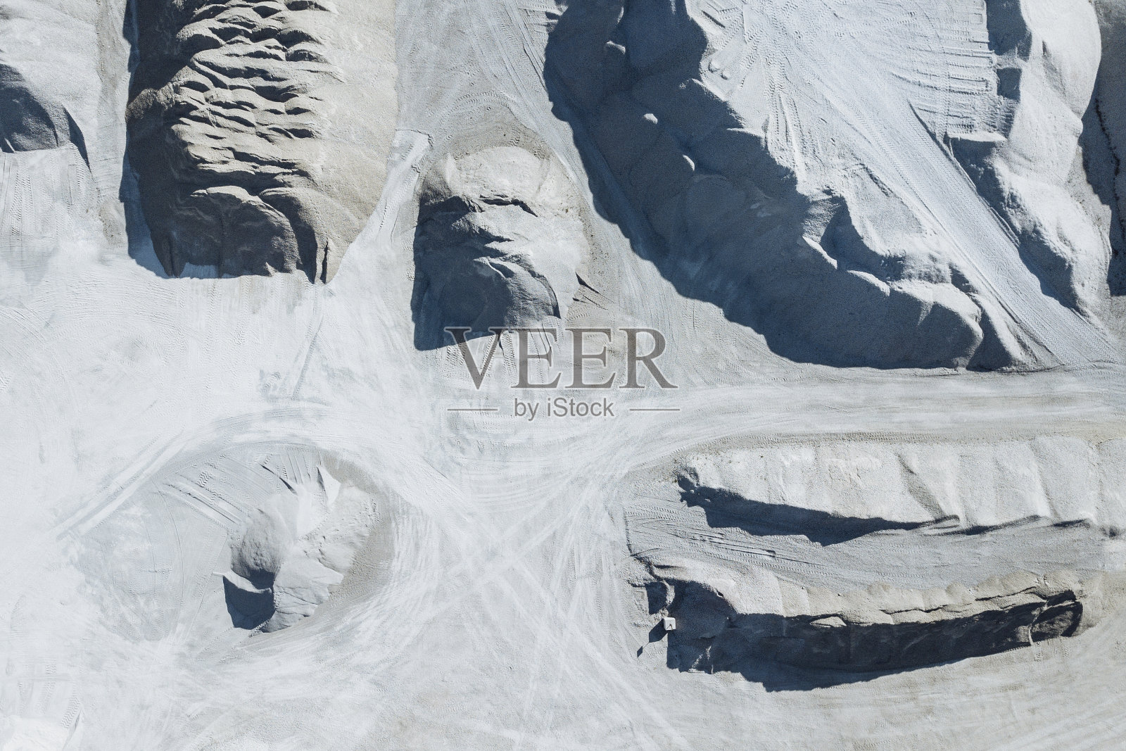 从上方看到的砂石坑中的岩石照片摄影图片