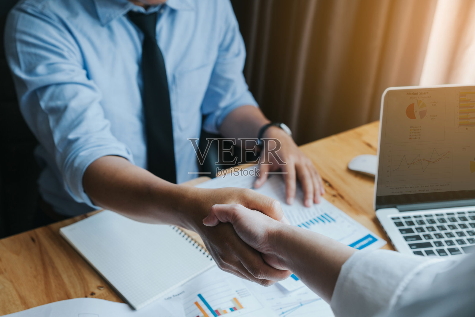 商务人士握手，结束会议。可靠的业务伙伴握手照片摄影图片