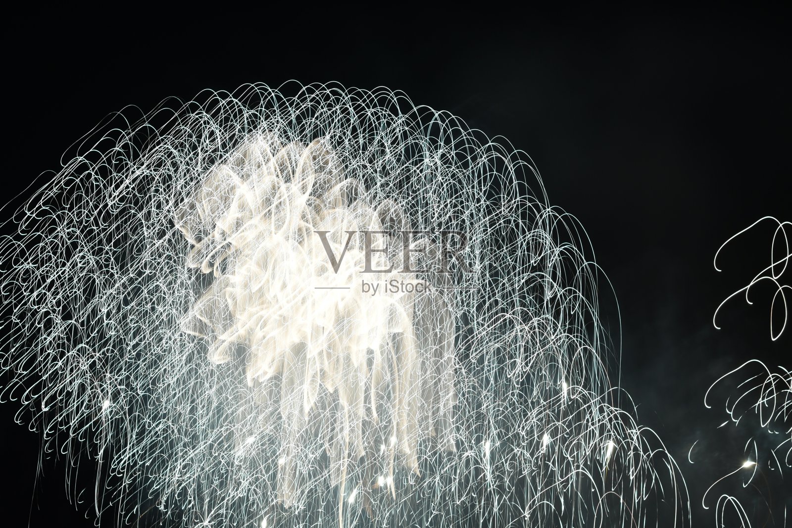 白色的九形烟花灯光步道照片摄影图片