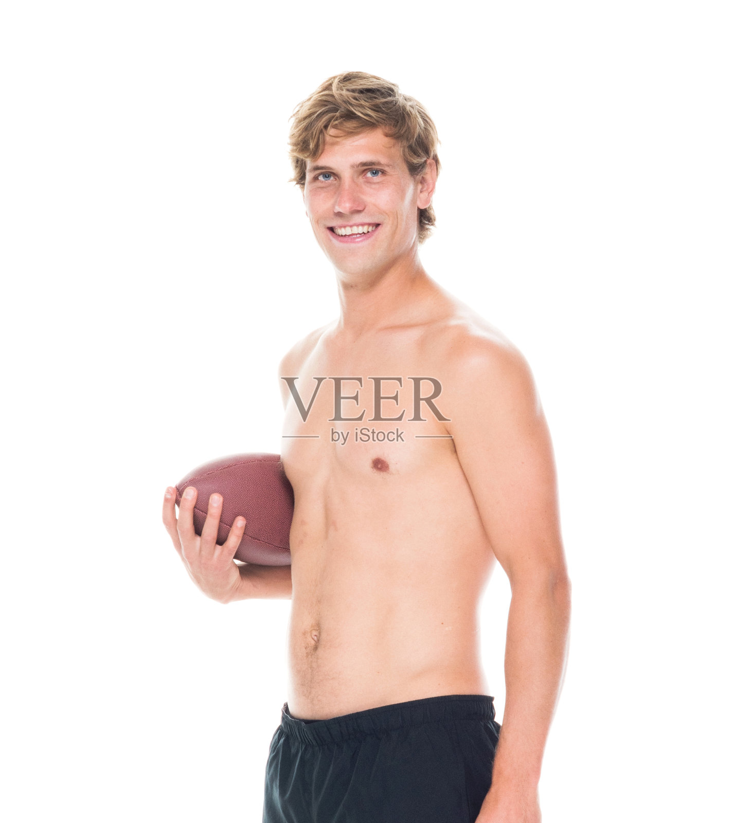 有吸引力的赤膊男子在运动服装抱足球照片摄影图片