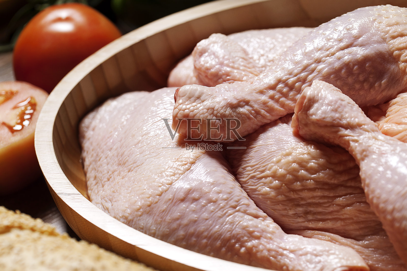 在白色背景上放上香料和菜板的生鸡肉照片摄影图片