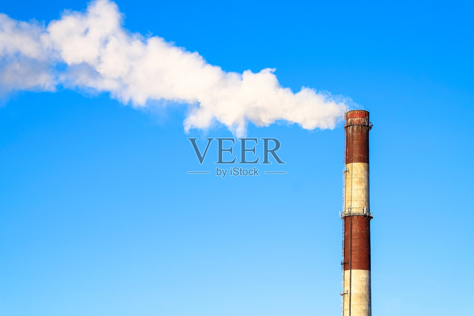 城市的工业区。工业区。烟斗里的烟污染了大气。公路上的管道照片摄影图片