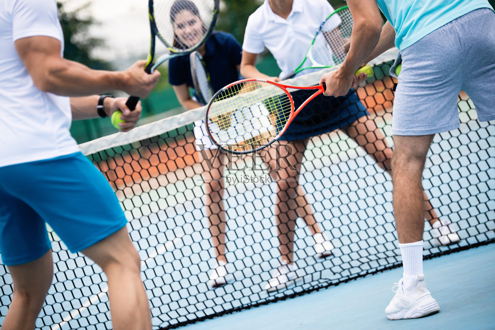 适合快乐的人们一起打网球。体育的概念照片摄影图片