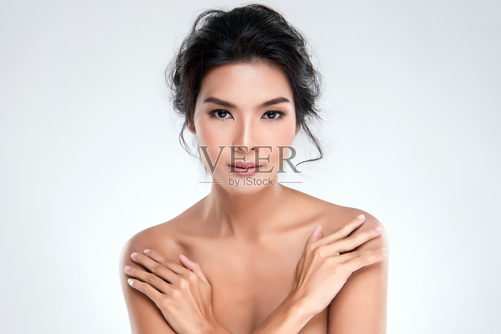 美丽的年轻女子与清洁新鲜的皮肤照片摄影图片