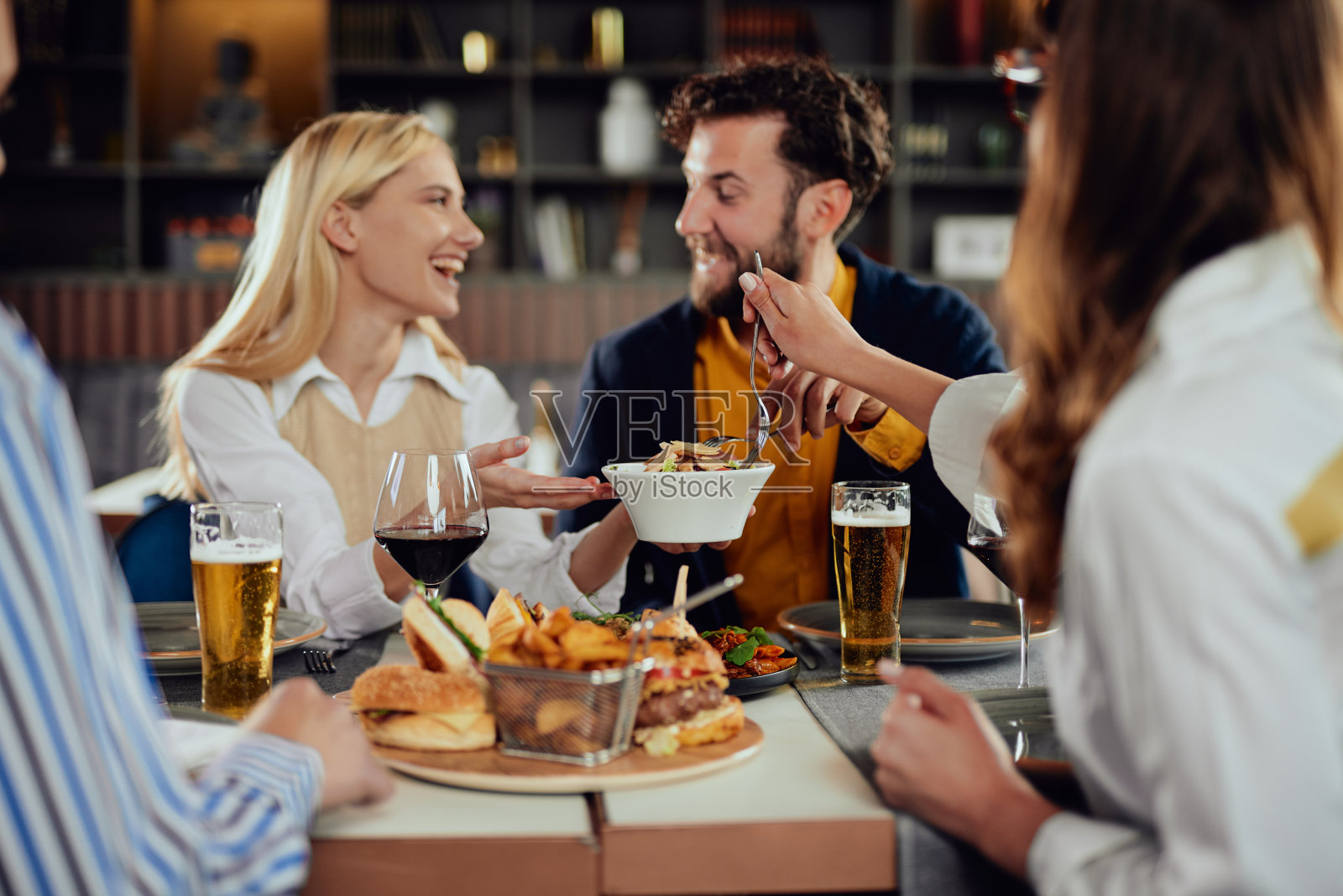 朋友们在餐厅享用晚餐照片摄影图片