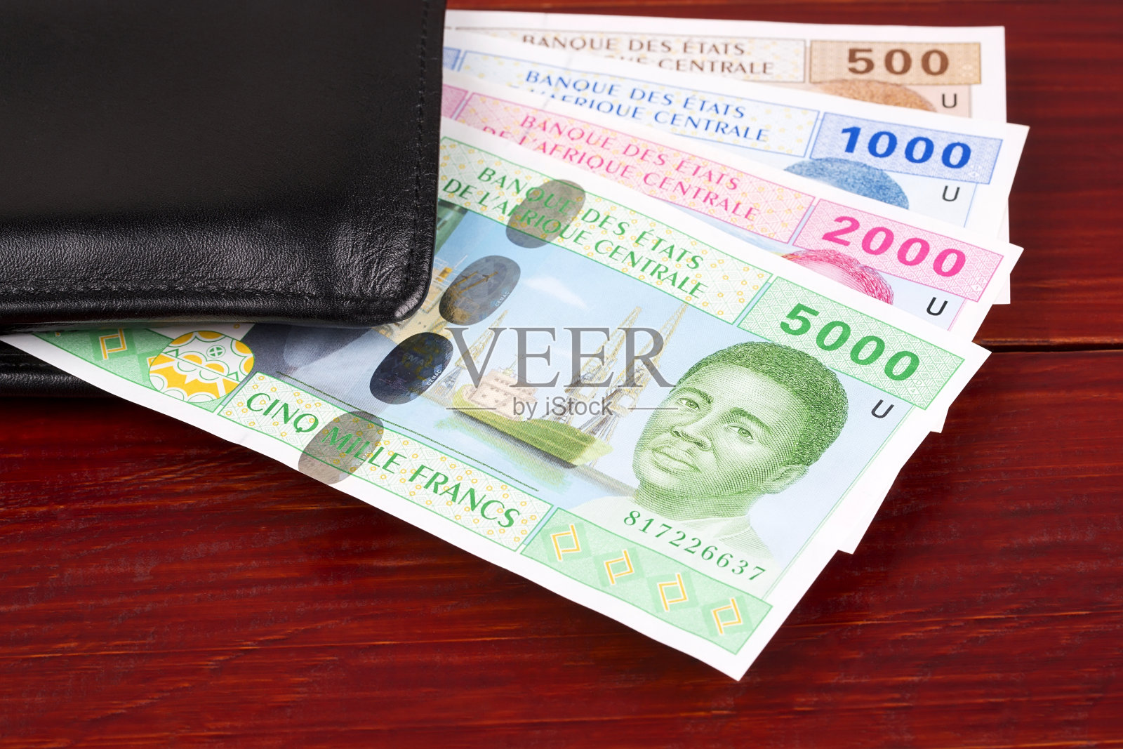 黑钱包里有中非的钱照片摄影图片