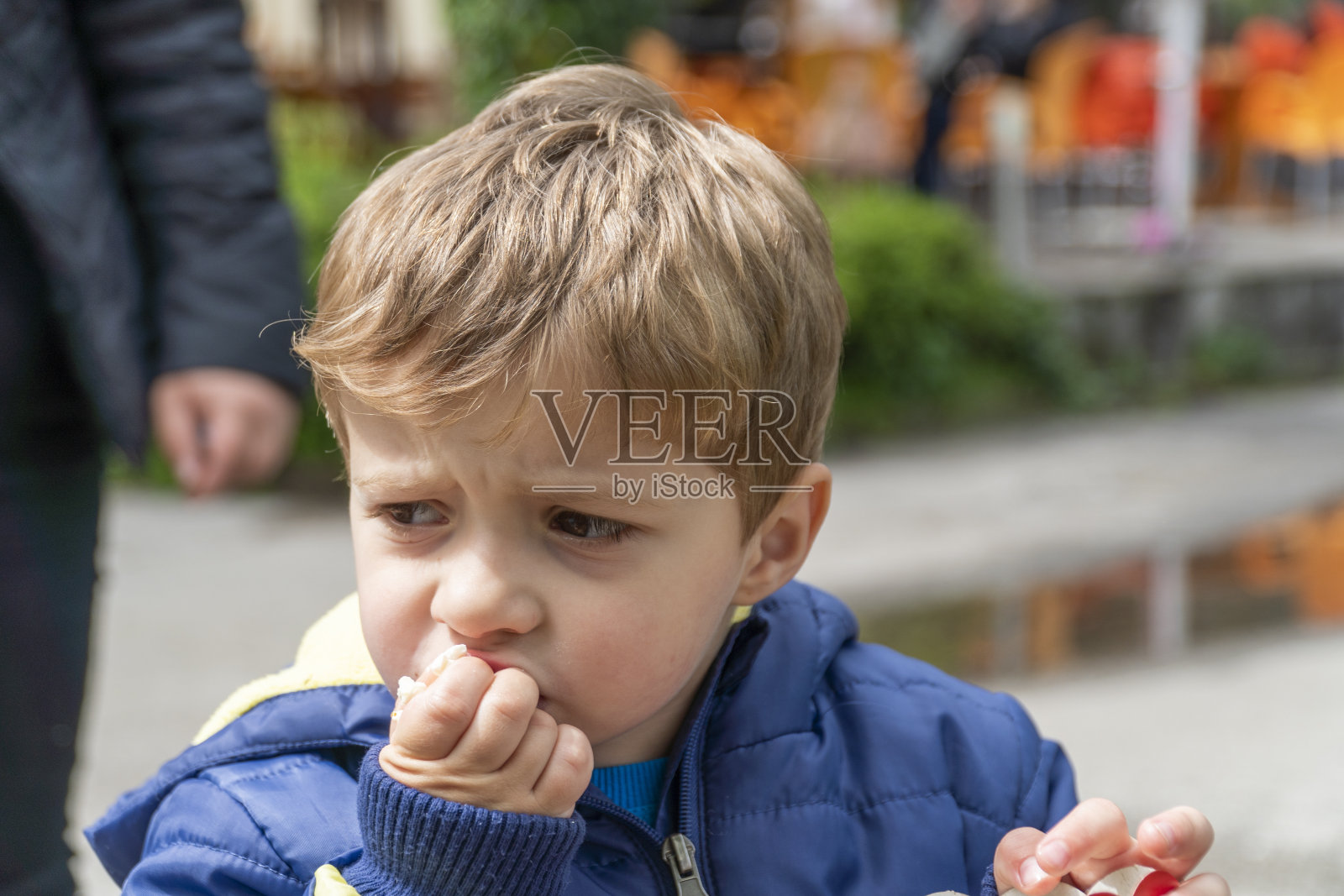 小孩子在公园里吃爆米花照片摄影图片