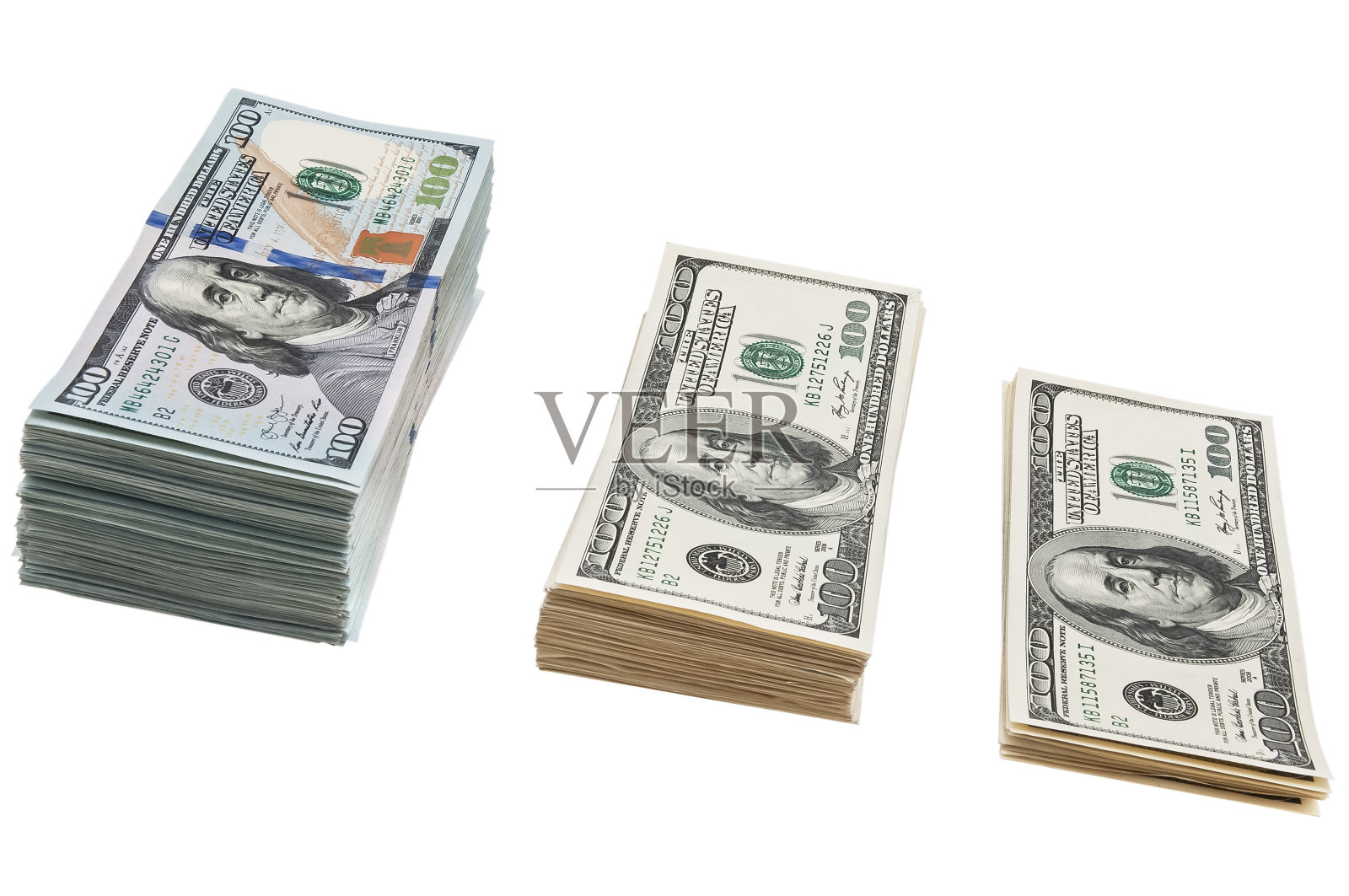 一捆孤立在白色背景上的100美元钞票。照片摄影图片