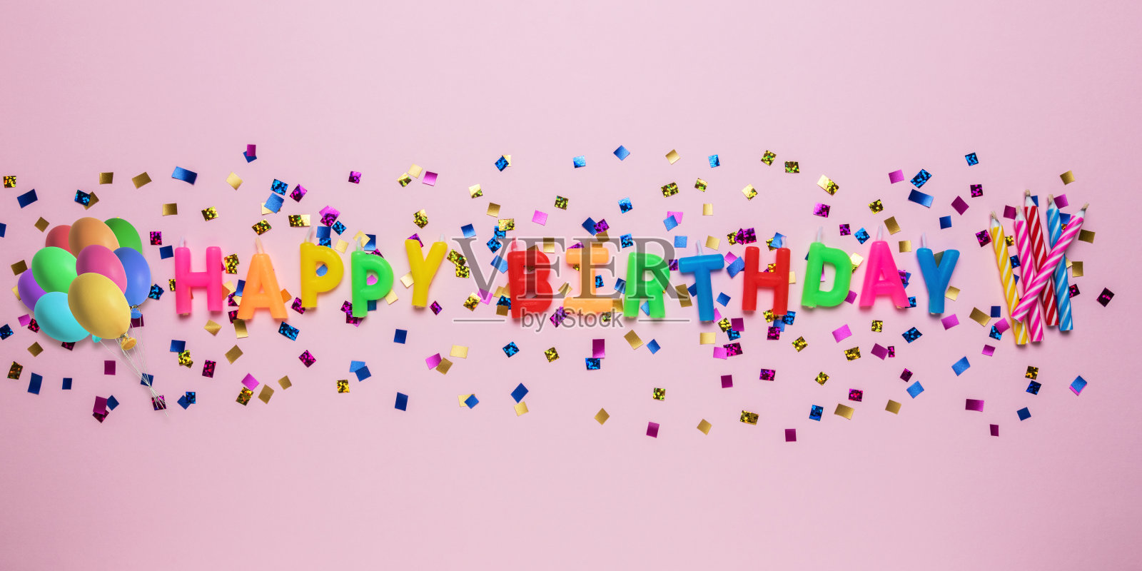 五彩缤纷的庆祝背景与各种派对彩纸和蜡烛装饰。最小的生日的概念。平的。照片摄影图片