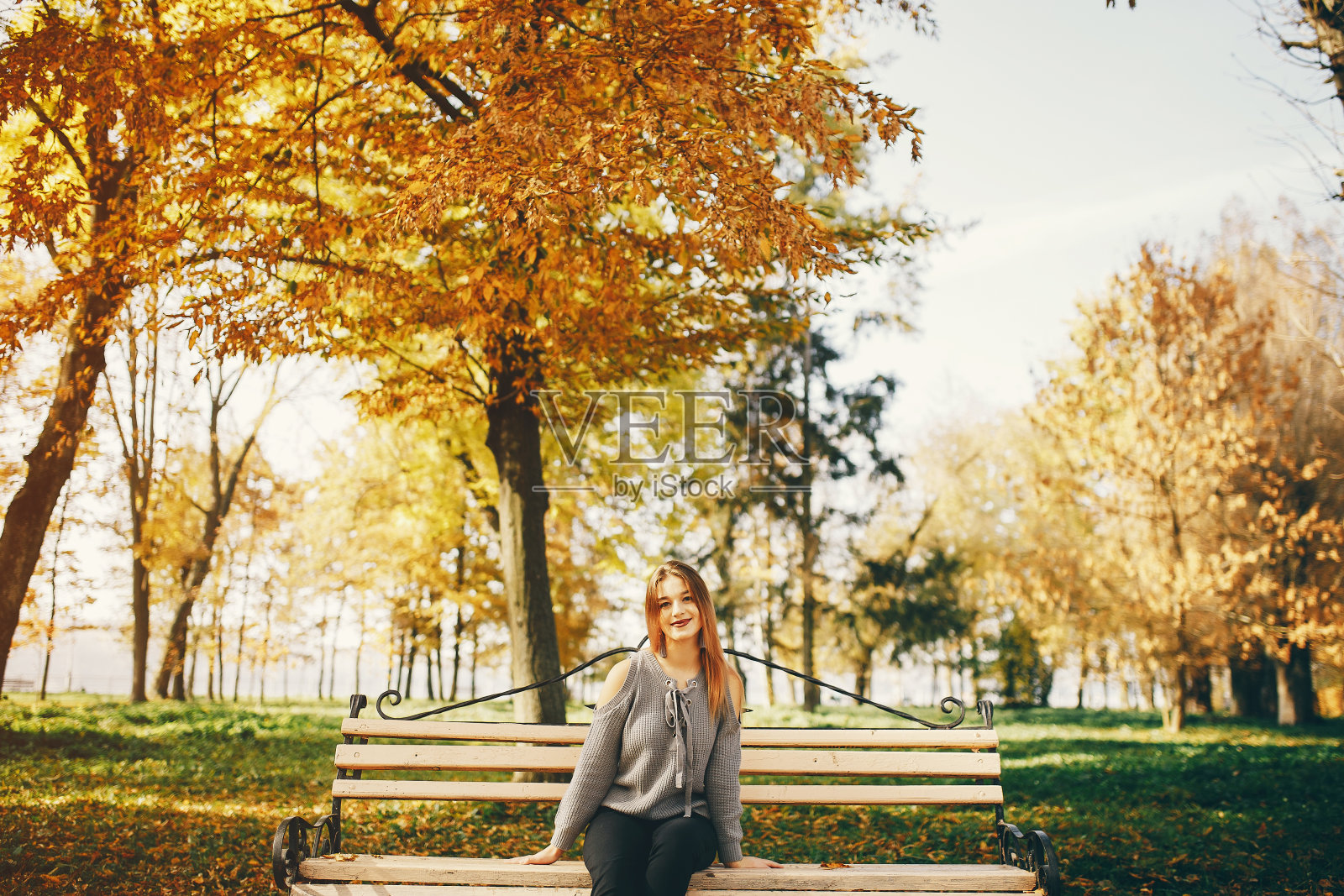 可爱的女孩在秋天的公园里照片摄影图片