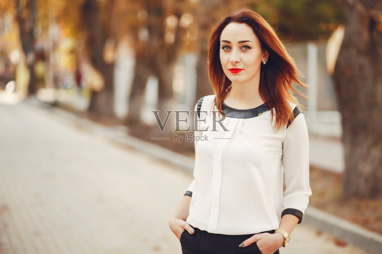 这个女孩走在城市的街道上照片摄影图片