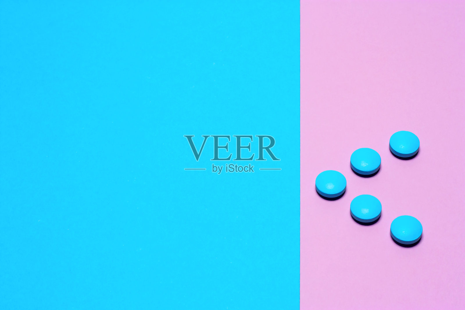 蓝色的写字板以三角形或箭头的形式摆放在蓝色和粉色的纸背景上，并留有复制空间照片摄影图片