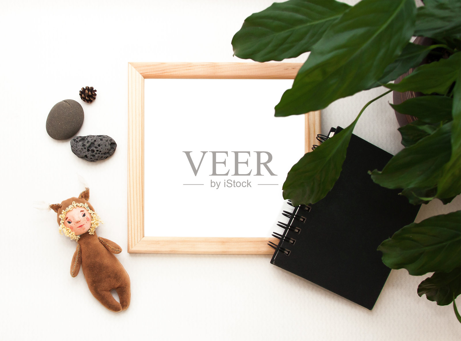 平躺模型，俯视图，木制框架，玩具松鼠，植物，记事本。室内布局，方形海报模型，木框，绿叶，白色背景。复古模板海报，图片，艺术绘画照片摄影图片