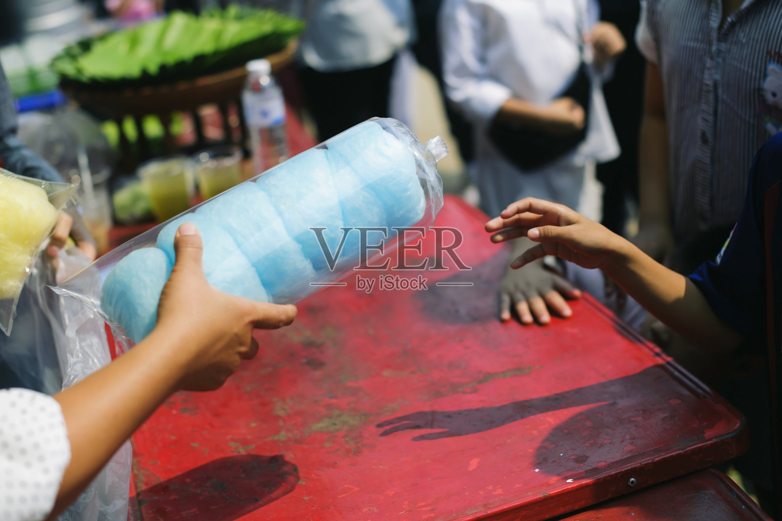 食物分享给穷人以减轻饥饿的概念:通过喂食帮助贫困的社会问题:捐赠食物给社会中的人:无家可归的概念和贫困照片摄影图片