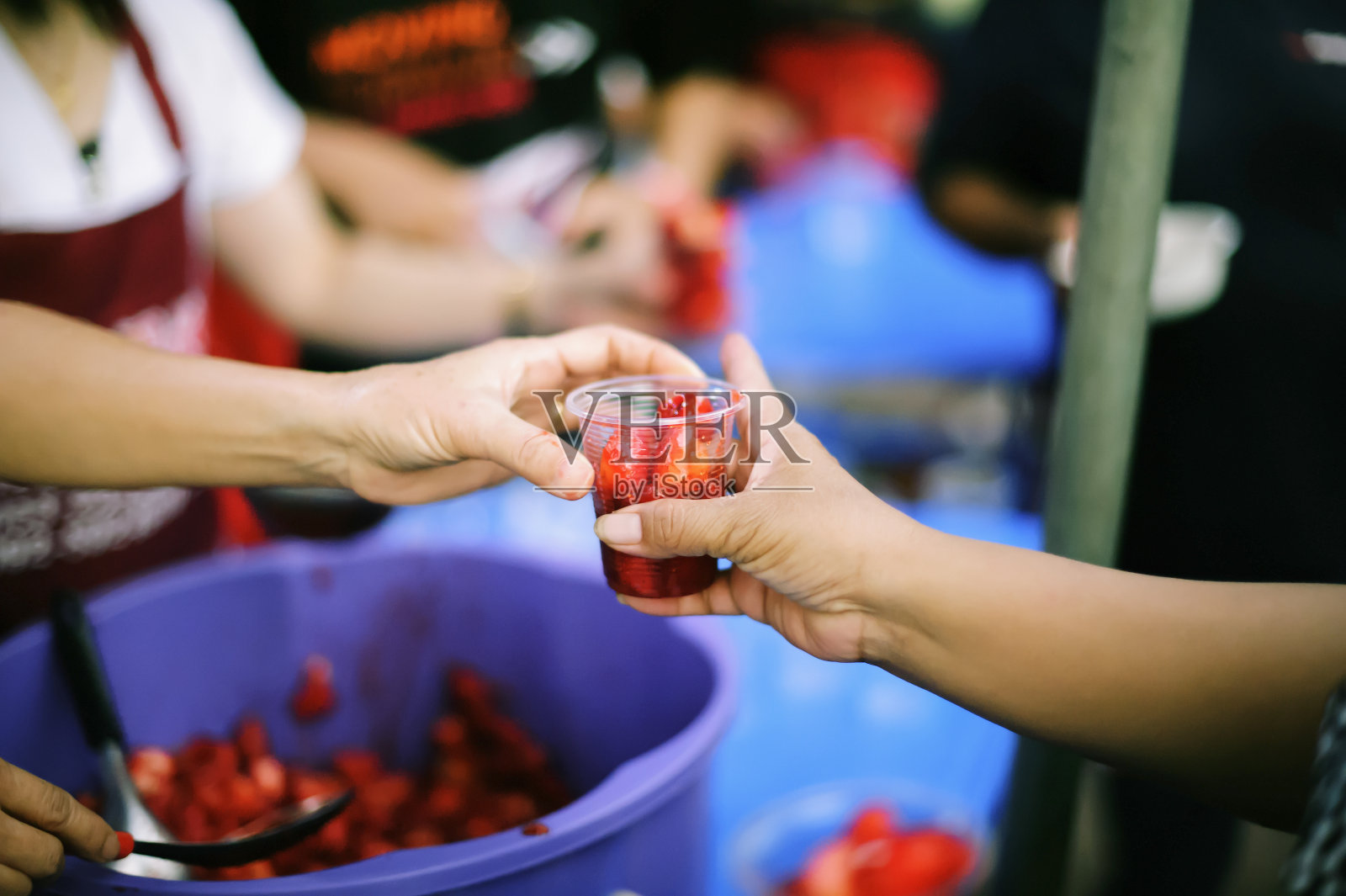 从志愿者手中分享食物给无家可归的人:喂养的概念:捐赠食物给饥饿的人照片摄影图片