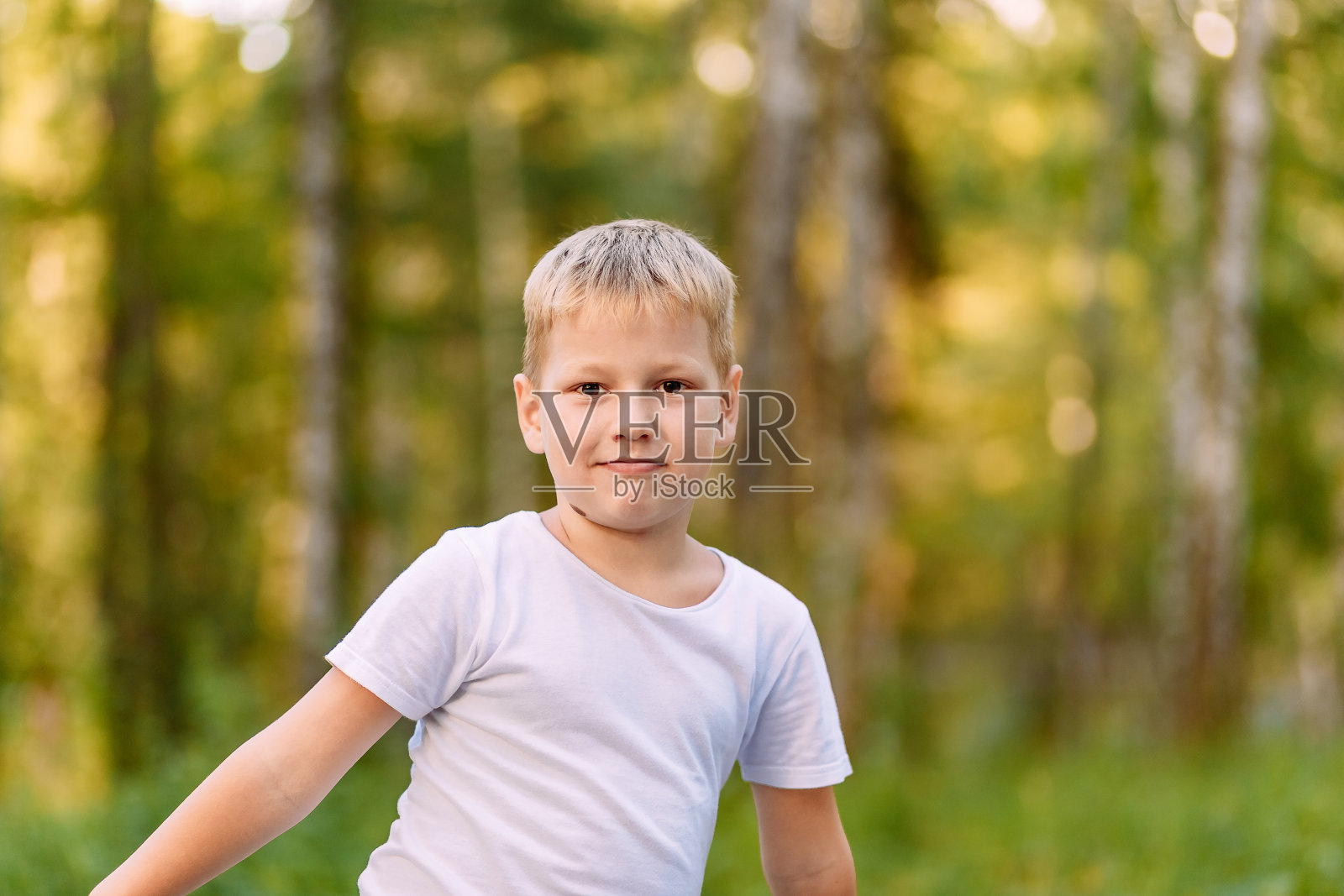 穿着白色t恤的七岁男孩照片摄影图片