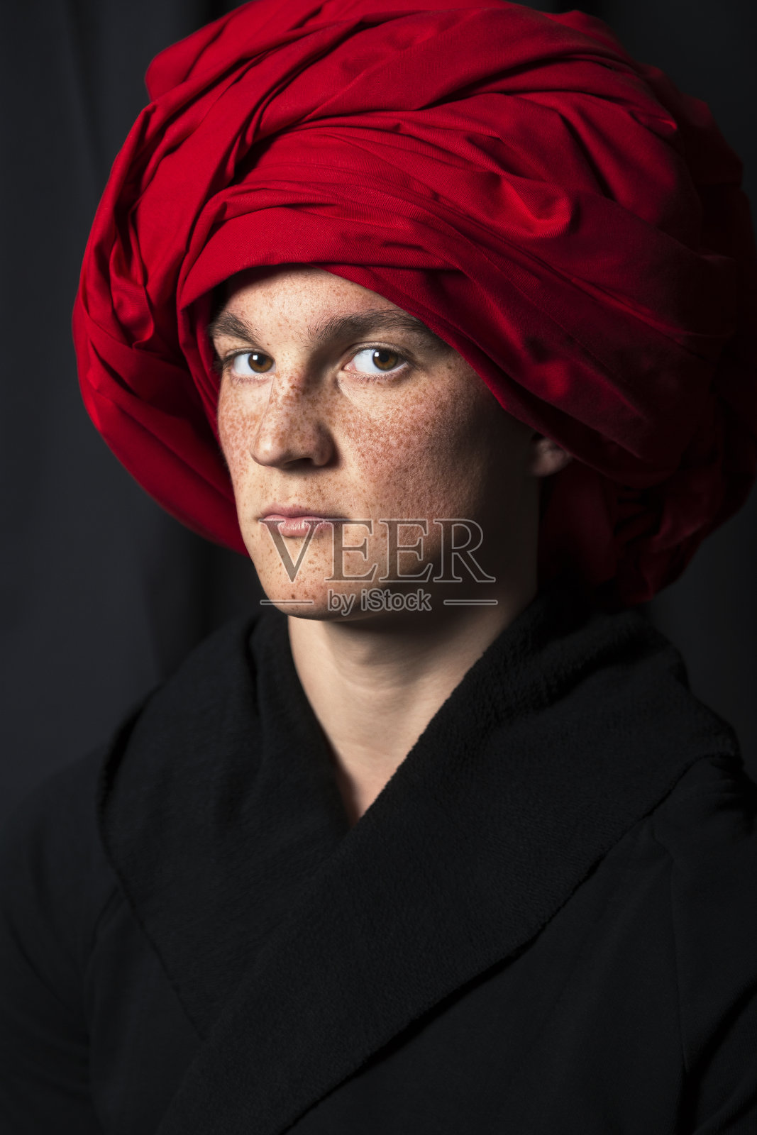 穿着浴衣和红色头巾的男人看着镜头照片摄影图片