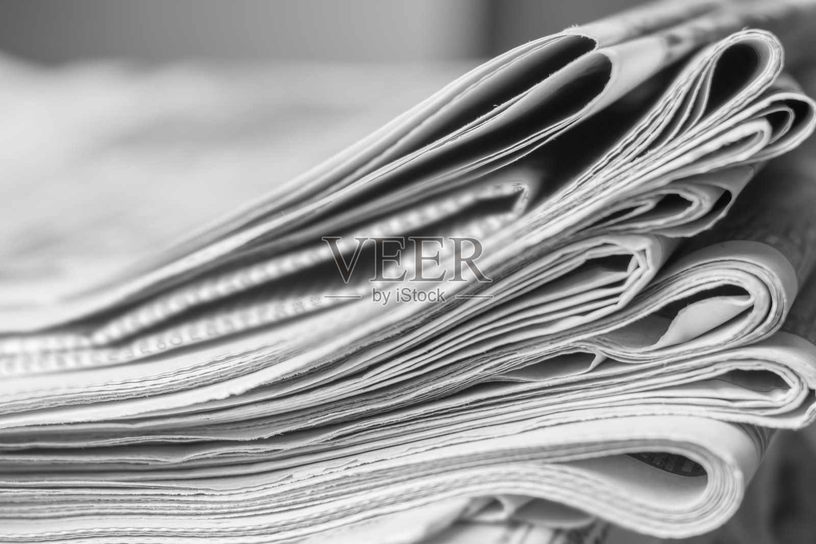 新闻概念，折叠报纸特写。照片摄影图片