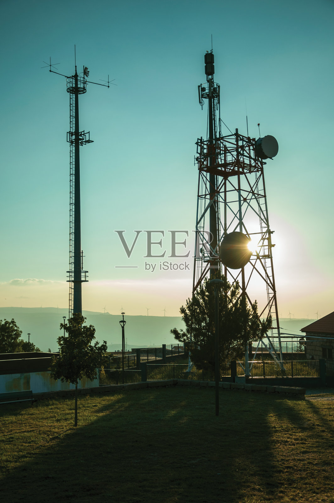 夕阳下电信塔的剪影照片摄影图片