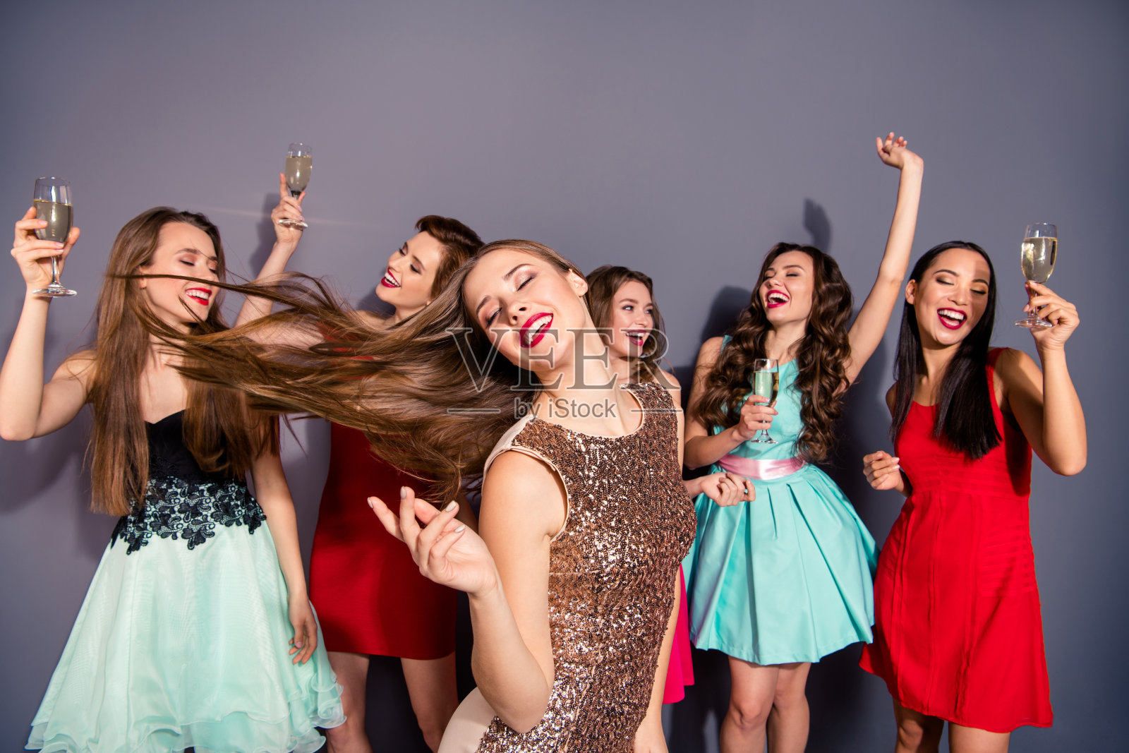 漂亮可爱可爱可爱迷人迷人迷人迷人迷人迷人迷人迷人迷人迷人迷人迷人迷人迷人迷人的女士们有乐趣聚集单身汉孤立在紫罗兰灰色柔和的背景照片摄影图片