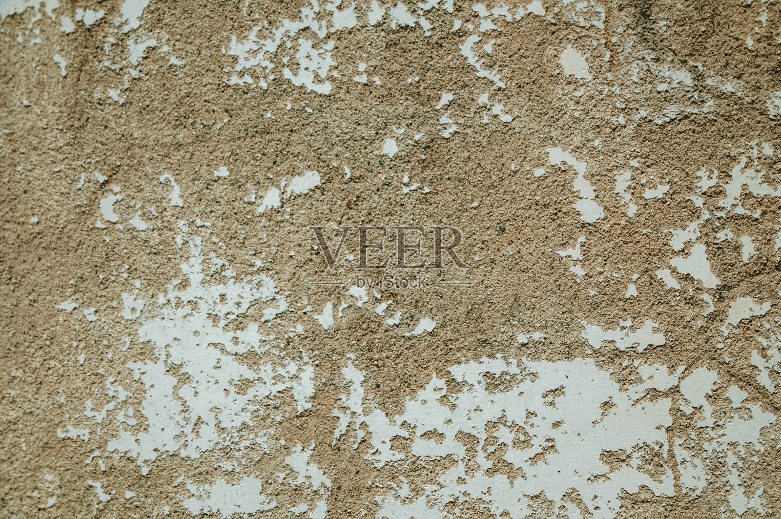 破旧的墙壁上覆盖着粗糙的灰泥，有一些碎片照片摄影图片